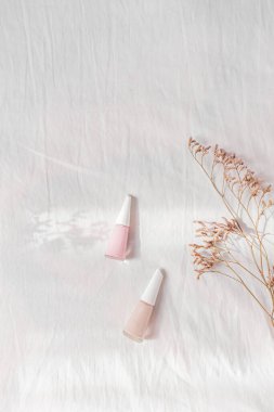 Yaşam tarzı düz, üst görünüm kompozisyonu tırnak cilası ve kır çiçekleriyle. 