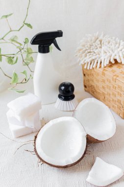 Hindistan cevizi, beyaz arka planda hindistan cevizi sabunu. Çevre temizliği. Doğal bahar temizliği. Çevre dostu kavram.