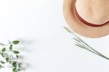 Yaz çiçeklerinin ve şapkaların düz manzarası. 