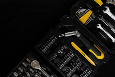 Siyah arka planda bakım ve inşaat araçları.