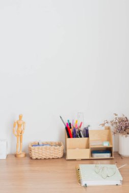 Kadınsı çalışma alanı. Bej masa estetik bileşimi. 