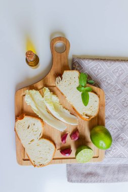 Akdeniz Mutfağı Kesme Kurulu iyi bir salata hazırladı. Ardından da başlangıç tabağı olarak ekmek. Zeytinyağı, pazı, fesleğen, sarımsak, limon ve bir parça taze ekmek.. 
