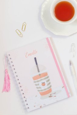 Beyaz arkaplanda dizüstü bilgisayarı olan kadın kompozisyonu.