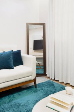 Aynadaki TV yansıması. Modern klasik iç tasarım. Rahat bir oturma odası. İskandinav dekor konsepti. 