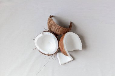 Beyaz arka planda kırılan hindistan cevizi.