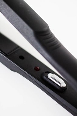 Beyaz arkaplanda düzleştiricinin yakın görünümü