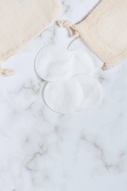 Mermer arka planda sabun ve pamuk pedleri. 