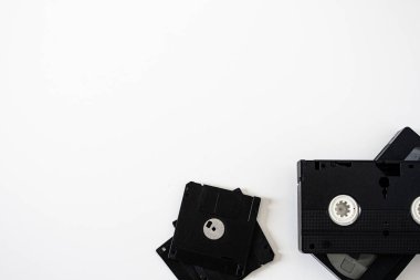 Anıları saklamak için eski moda yöntemler. Beyaz arkaplanda VHS. 