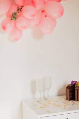 İki kişilik parti. Aşkı kutlamak için çikolatalı pasta, vazo ve balonlar..