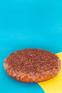 Turkuazlı havuçlu kek ve sarı arka plan. Modern gıda tasarım konsepti. 