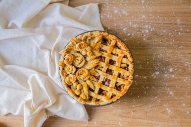 Masada süslenmiş elmalı turta. Sonbahar kompozisyonu. Samimi bir konsept. Günlük, blog yazarı ve sosyal medya.