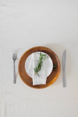 Beyaz üzerine biberiye saplı masatakımı üst görünümü 