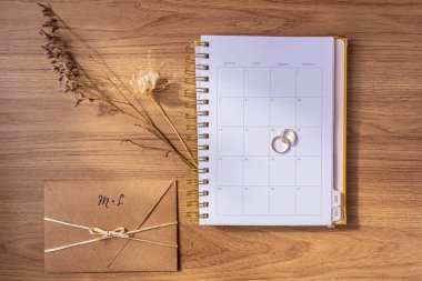 Düğün Hazırlıkları Düz Yerde - Gelinlik Planlayıcısı ve Altın Evlilik Yüzükleri