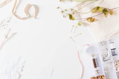 Dikiş takımı, kumaşlar ve beyaz arka planda kopyalama alanı. Düz yerde, üst tarafta. Hobi, eğlence konsepti. 