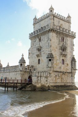 Lizbon, Portekiz 'de gün boyunca Belem kulesi ve ahşap iskele 