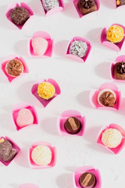 Beyaz arka planda farklı şekerler. Bahar kadınsı kompozisyonu. Yemek tasarımı.