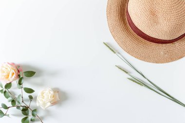 Yaz çiçeklerinin ve şapkaların düz manzarası. 