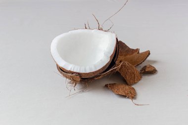 Beyaz arka planda kırılan hindistan cevizi.