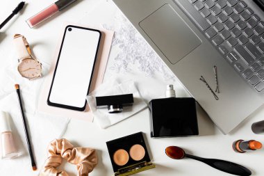 Düz konum dizüstü bilgisayar, kozmetik ve aksesuarlar beyaz arkaplanda