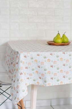 Tahta bir tabakta sulu armutlar