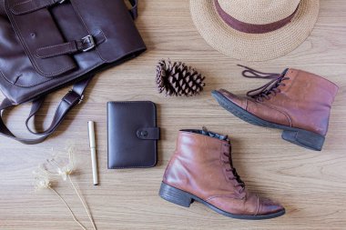 Ahşap arka planda klasik kadın aksesuarları. Moda konsepti.