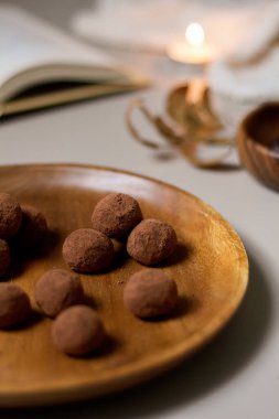 Kakao tozuyla kaplı çikolatalı trüf. Gri arka plan. Lezzetli tatlı konsepti.
