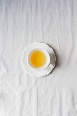 Beyaz papatya çayı, pamuk beyazı arka planda.. 