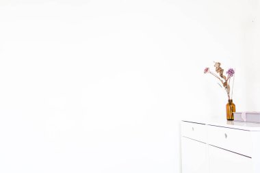 beyaz arka planda beyaz modern çekmeceler 