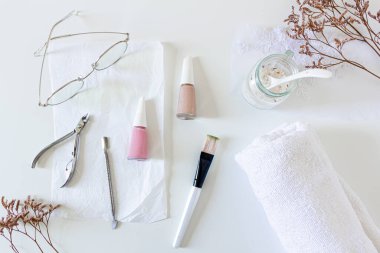 Beyaz arka planda banyo tuzu ve portakal dilimleriyle bej kaplıca kompozisyonu. Düz yerde, üst tarafta. Kadın güzellik tedavi rutin konsepti.