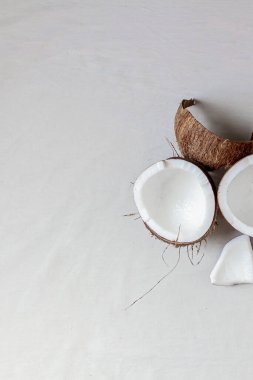 Beyaz arka planda kırılan hindistan cevizi.