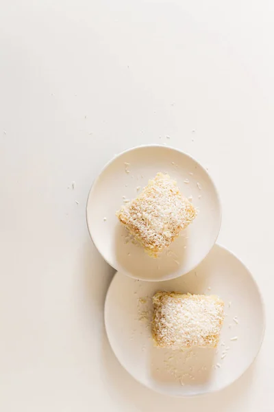 Köstlicher Kokoskuchen Weißen Tellern Auf Weißem Hintergrund — Stockfoto