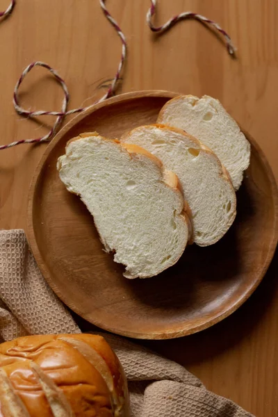 Ahşap Masada Tam Dilimlenmiş Beyaz Ekmek Fırın Kavramı — Stok fotoğraf