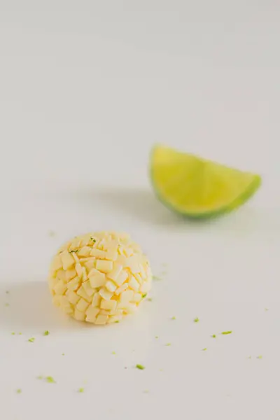 White Chocolate Candy Lime Slice White Background Food Styling — Stock Photo, Image