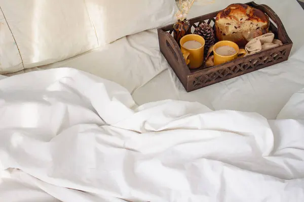 Yatakta Koyu Ahşap Bir Tepside Kahvaltı Açık Bej Çarşaf Yastıkla — Stok fotoğraf