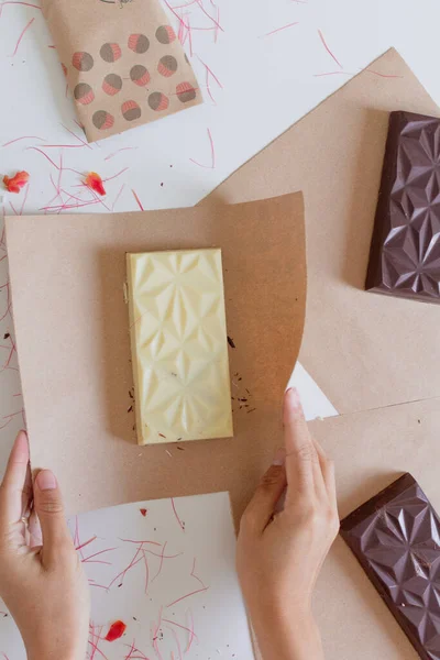 Kvinnliga Händer Inslagning Chokladkaka Hantverk Papper Koncept För Livsmedelsstyling — Stockfoto