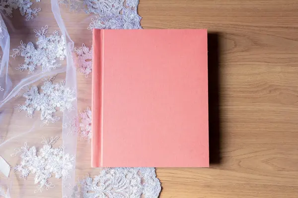 Pink Photo Album White Cloth Wooden Table — Stock Photo, Image
