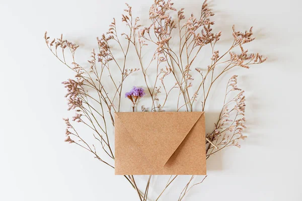 Enveloppe Invitation Mariage Fleurs Lilas Sur Fond Blanc Couché Plat — Photo
