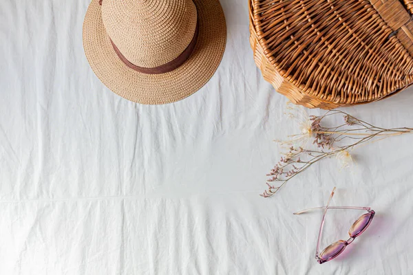 Kurumuş Çiçekli Güneş Gözlüklü Hasır Şapkalı Piknik Sepeti — Stok fotoğraf