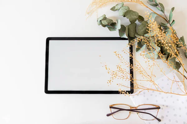 Top Kilátás Digitális Tabletta Díszített Szárított Virágok Fehér Alapon — Stock Fotó