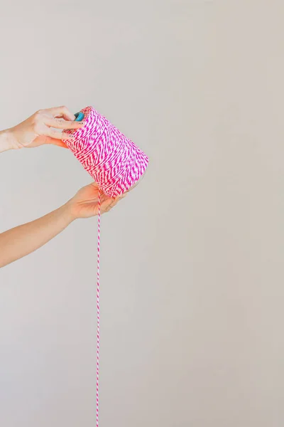 Vrouwelijke Handen Met Roze Touwrol Handwerkconcept — Stockfoto