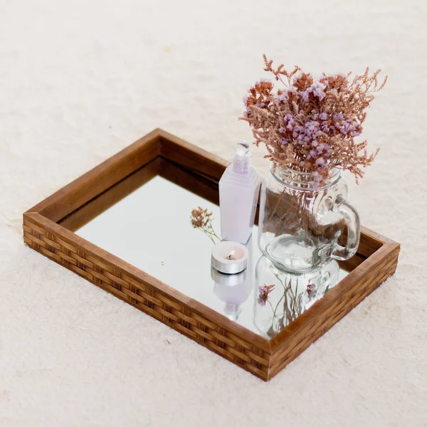 Getrocknete Blumenvase Seife Hautpflegeprodukte Und Kerze Auf Spiegeltablett Ästhetisch Minimalistische — Stockfoto