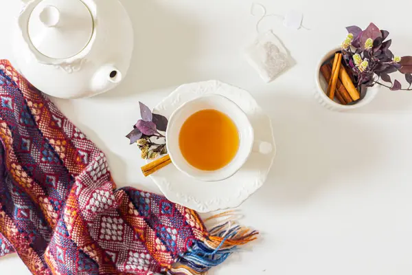 Чашка Імбирного Чаю Фіолетовим Рожевим Листям Корицею Чайною Серветкою Чайним — стокове фото