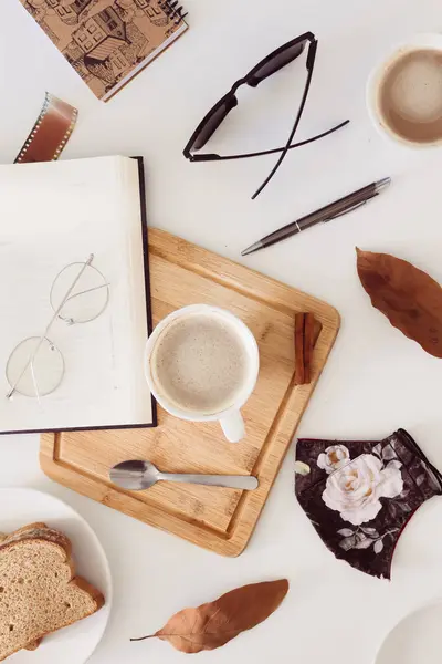 Осенний Завтрак Книгой Очками Сушеными Листьями — стоковое фото