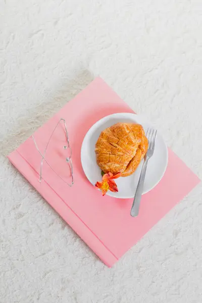 Café Manhã Com Croissant Placa Branca Álbum Fotos Rosa Óculos — Fotografia de Stock
