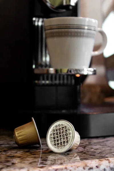 コーヒーショップでコーヒーカップを作るエスプレッソマシン — ストック写真