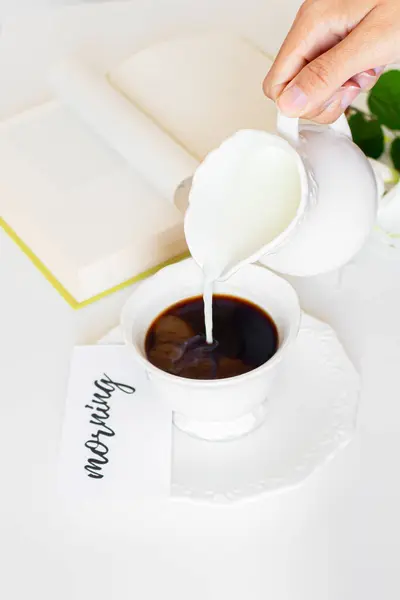 Mano Femminile Versando Latte Nella Tazza Caffè — Foto Stock