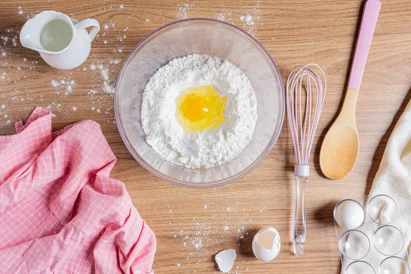 Ahşap Masada Malzemeler Aletlerle Pişirmek Için Hamur Hazırlıyorum Kasede Yumurta — Stok fotoğraf