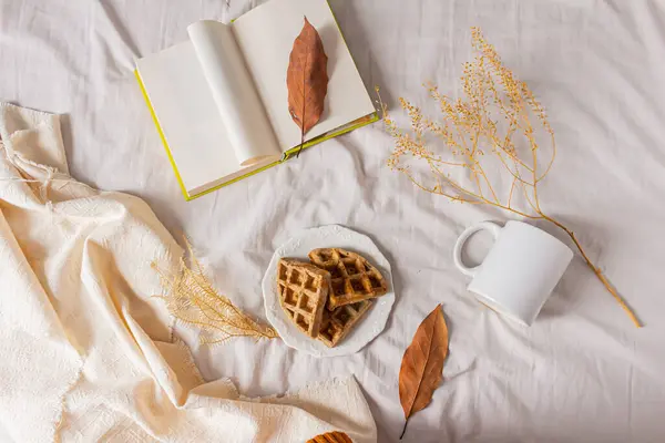 早餐在床上 咖啡杯和华夫饼在凌乱的床上 — 图库照片