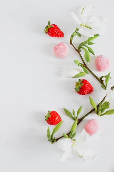 用鲜花 草莓和糖果作曲 食物风格 春季食品构成 — 图库照片