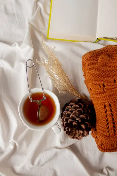 女性时尚作曲 温暖的女性羊毛衫 白色床单背景下的茶 秋季作文 — 图库照片